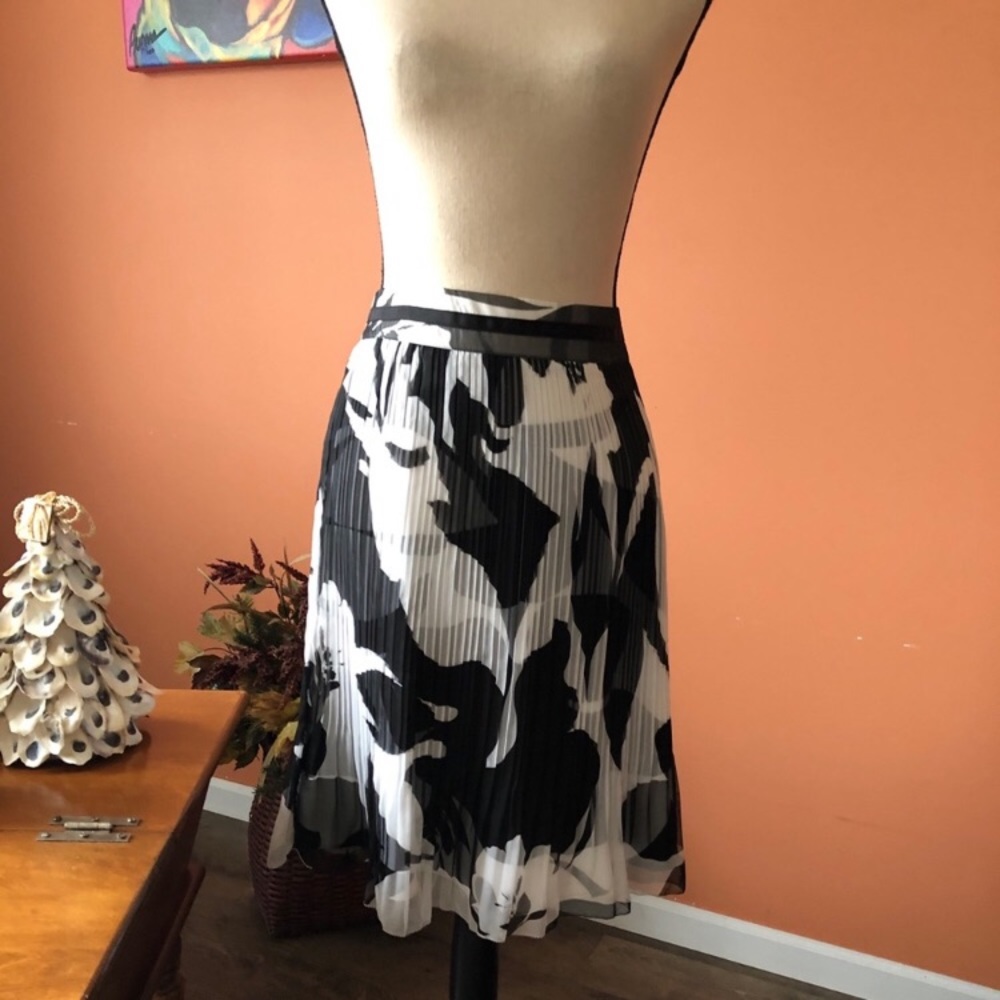 WHBM black and white pleated skirt